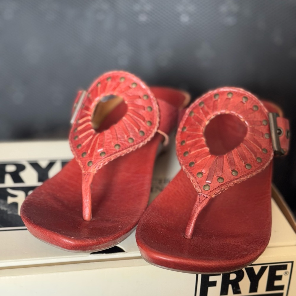 Frye Kitten Wedge Leather Studded Thong Sandal, Burnt Orange Size 8 Women - Picture 2 of 7